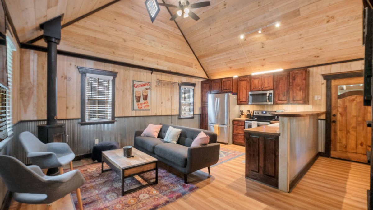 Rising Fawn Cabin | Charming cabin by Cloudland Canyon with hot tub, bonus studio & screened porch