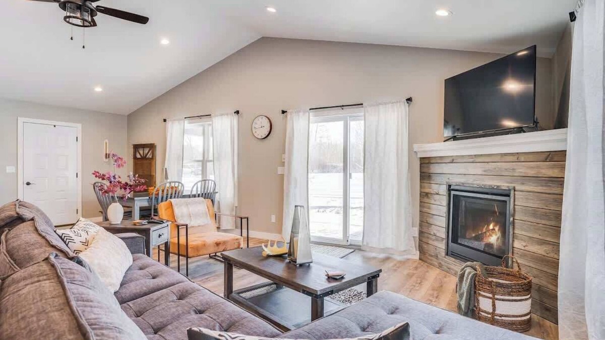 Birchwood House | Charming Cabin by Tagalong Golf Course