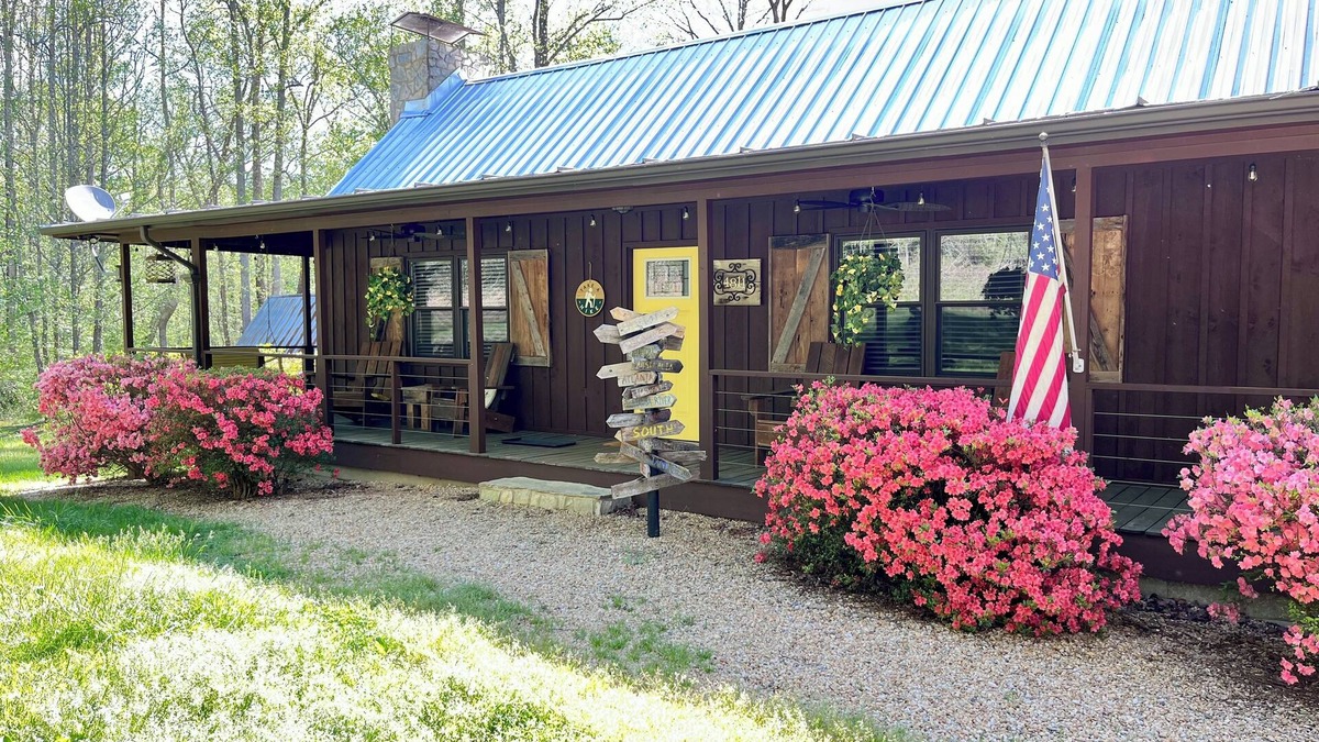 Morganton Cabin | Charming Cabin + Hot Tub ~ Lake James & Linville Gorge ~ Pet-Friendly + Wi-Fi!