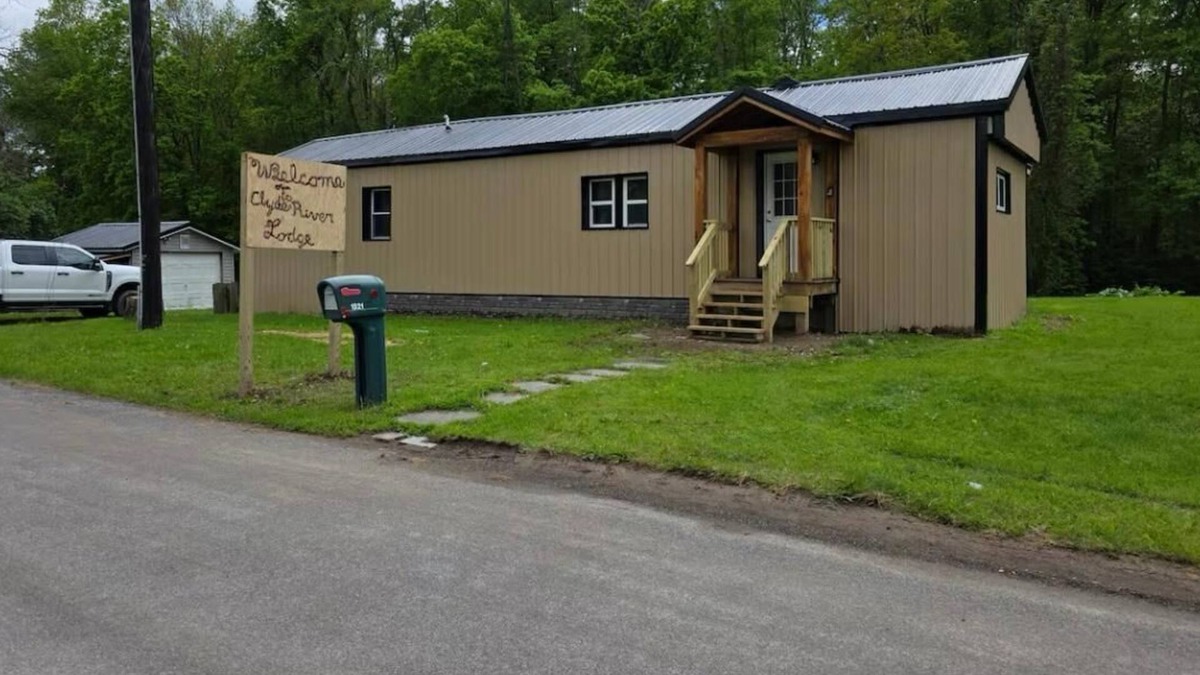 South Butler Cabin | Charming Cabin in Clyde, with a relaxing hot tub!