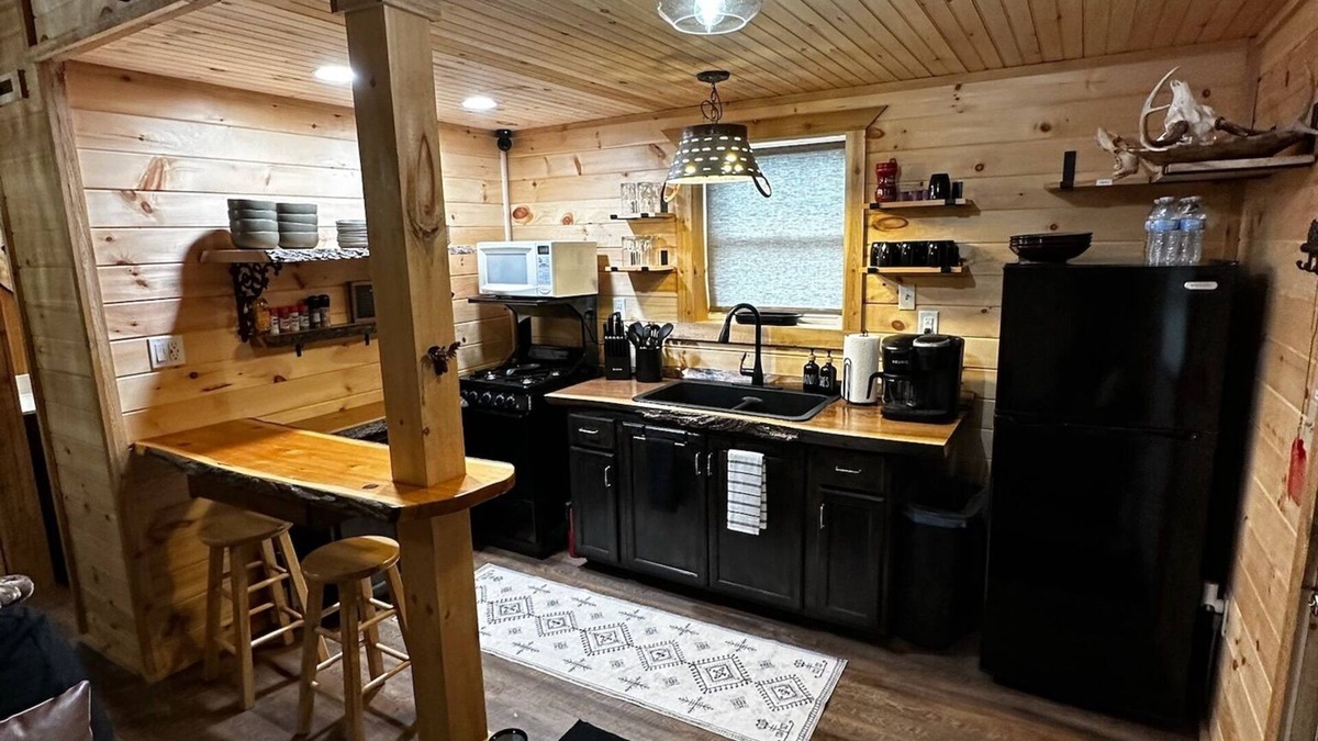 South Rutland Cabin | Charming cabin in delightful Montague with WiFi, AC, and parking