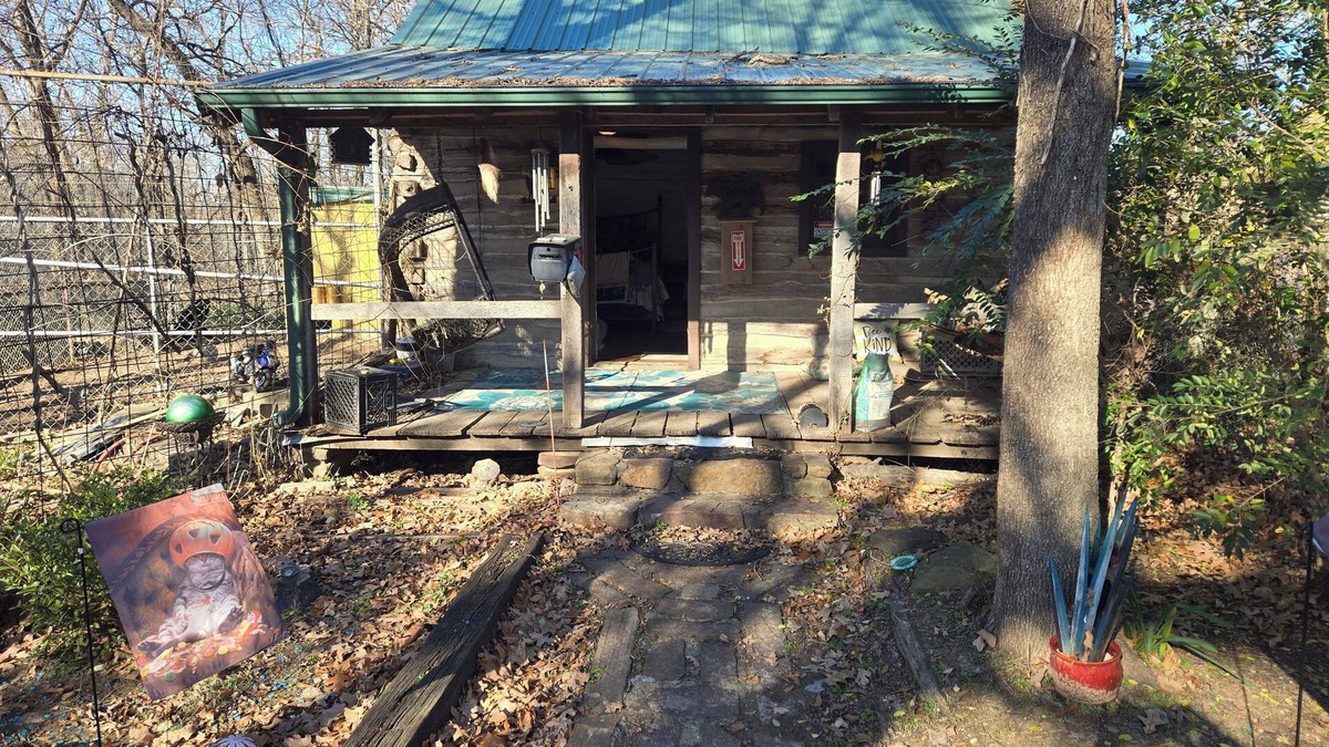 Broken Arrow Cabin | Charming cabin in delightful Broken Arrow at wildlife sanctuary