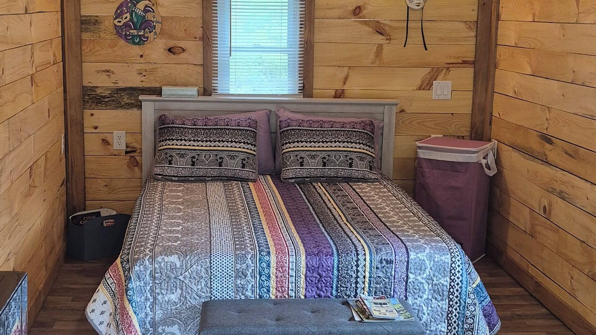 Watkins Glen Cabin | Charming cabin in delightful Watkins Glen with AC and beautiful surroundings.
