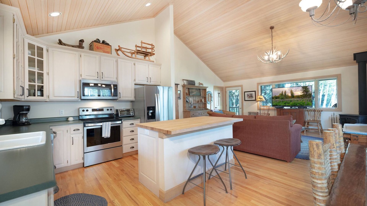 Wilson House | Charming Cabin in Wilson. Available Long Term Only. Pet Friendly!