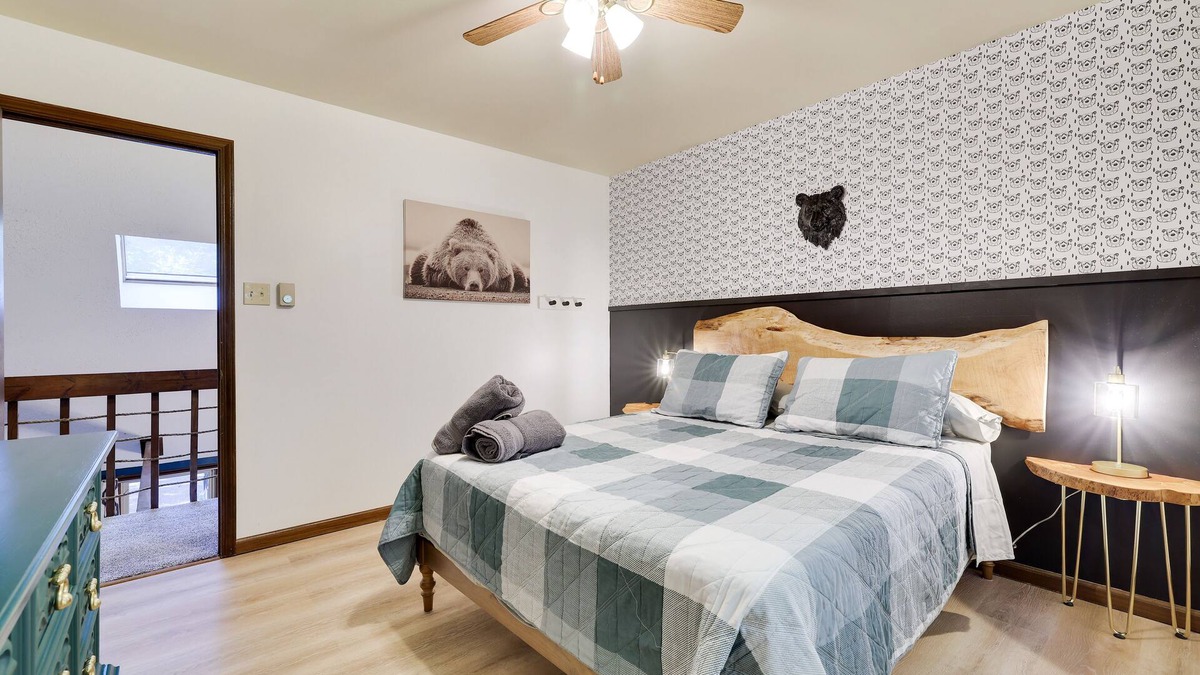 Jim Thorpe Cabin | Charming Cabin, Lake, Pool, Playground Access, 10 Mins To Downtown Jim Thorpe!