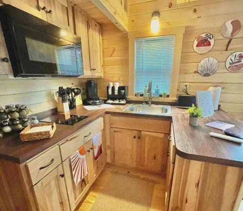 Jonesville House | Charming Cabin near Ark Encounter with Loft