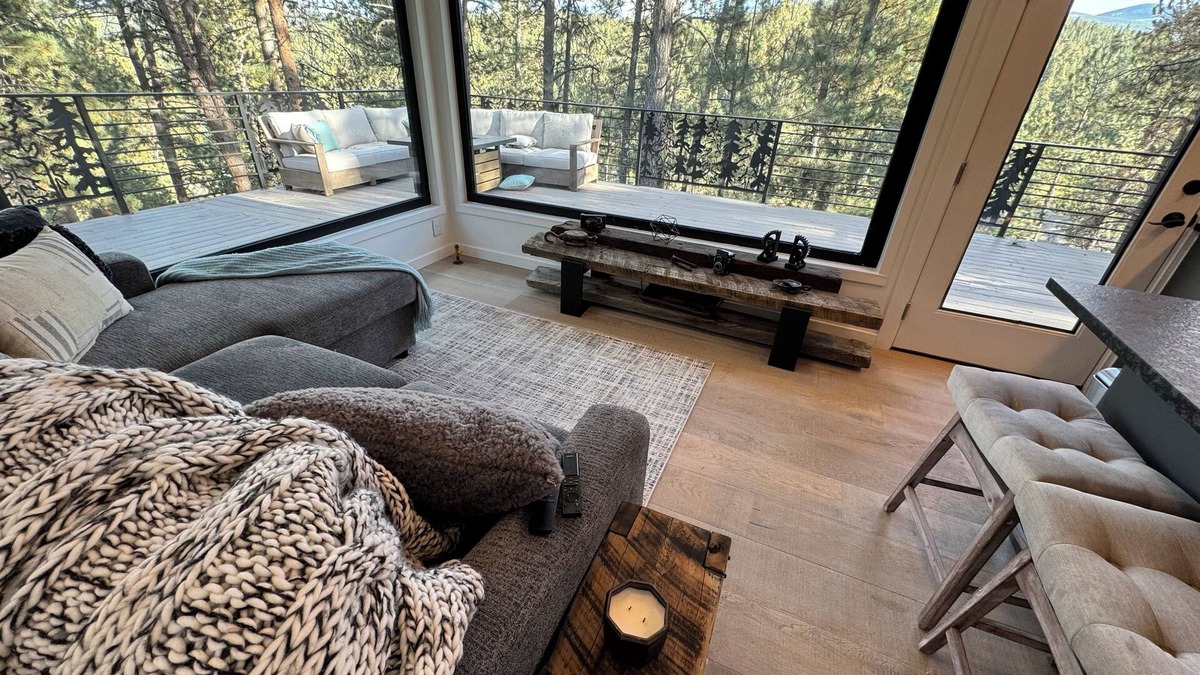 Evergreen House | Charming cabin nestled in pine trees and surrounded by beautiful mountains