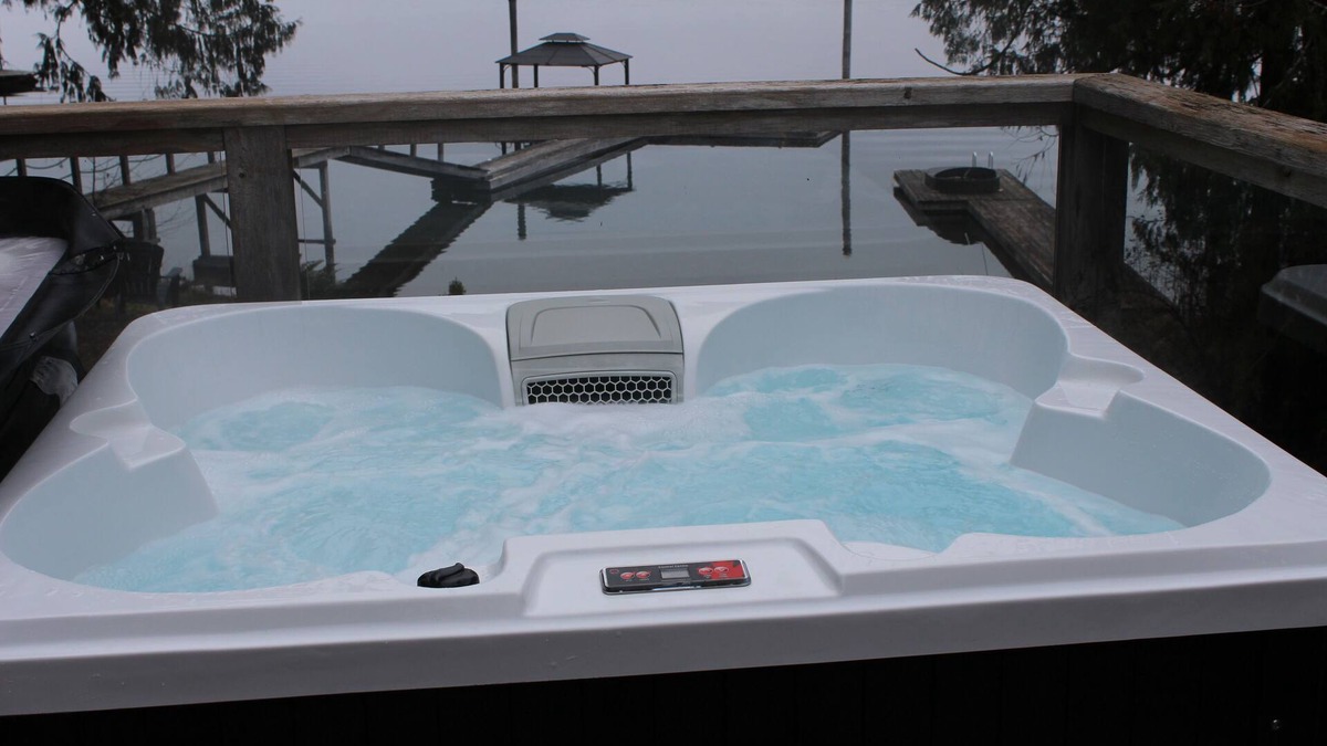 Port Alberni Cabin | Charming Cabin on Sproat Lake Hottub/Romantic getaway for Couples