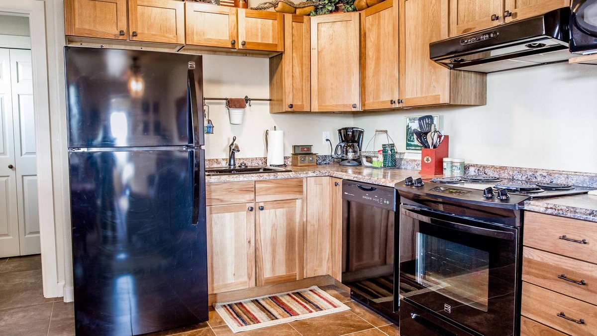 Grove Cabin | Charming Cabin on Lakefront Property with Private Dock