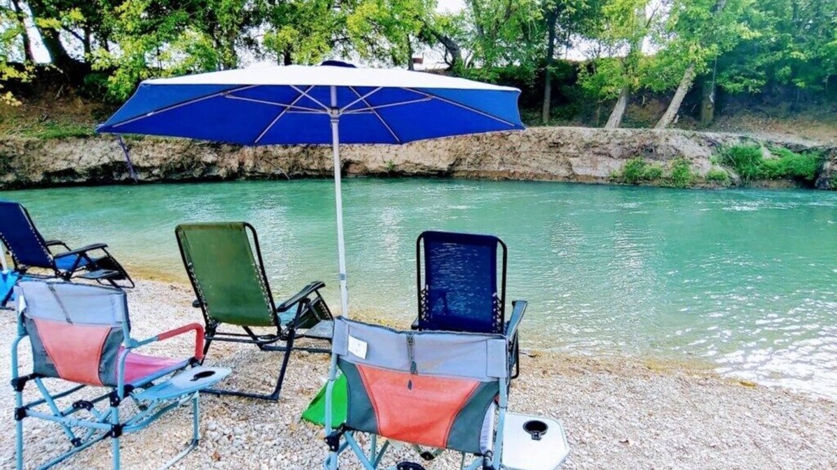 Prairie Lea Cabin | Charming Cabin on the San Marcos River, comfortable, clean, fun, lots to do! L4