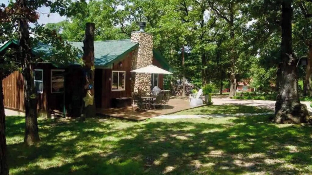 Shell Knob Cabin | Charming cabin!Perfect lake getaway for your family or fishing trip.