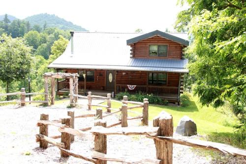 Clyde House | Charming Cabin Rental with a Hot Tub and Fireplace in the Smoky Mountains