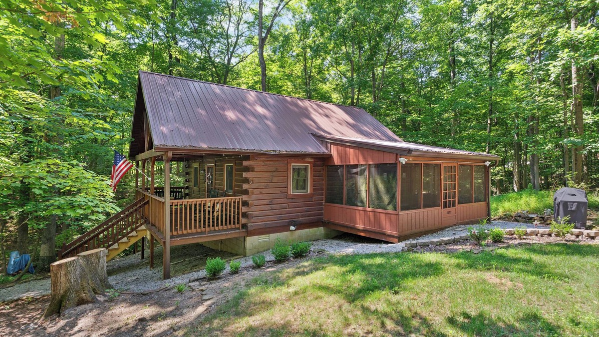 Birdseye Cabin | Charming cabin that has beds for 8 guests, many parking spaces, cozy fire pit