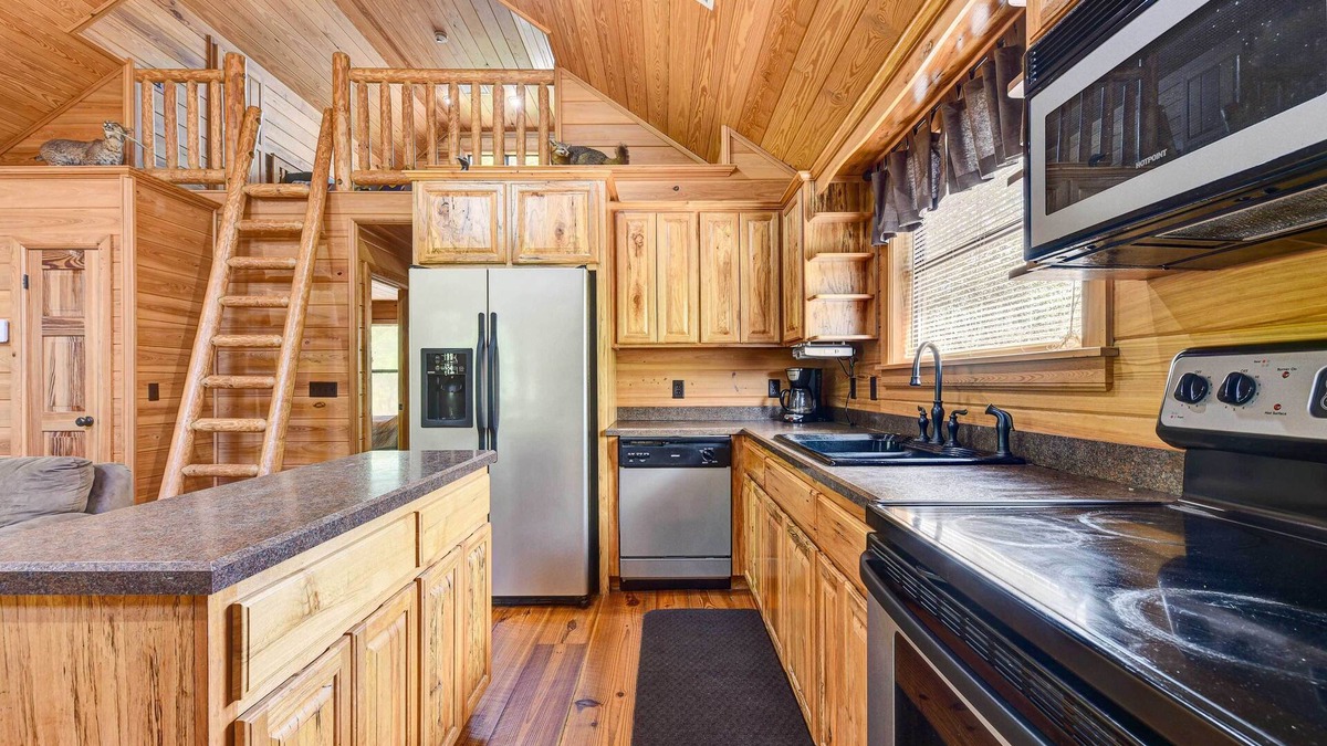Charlton County Cabin | Charming Cabin w/Decks & Fire Pit - Walk to River
