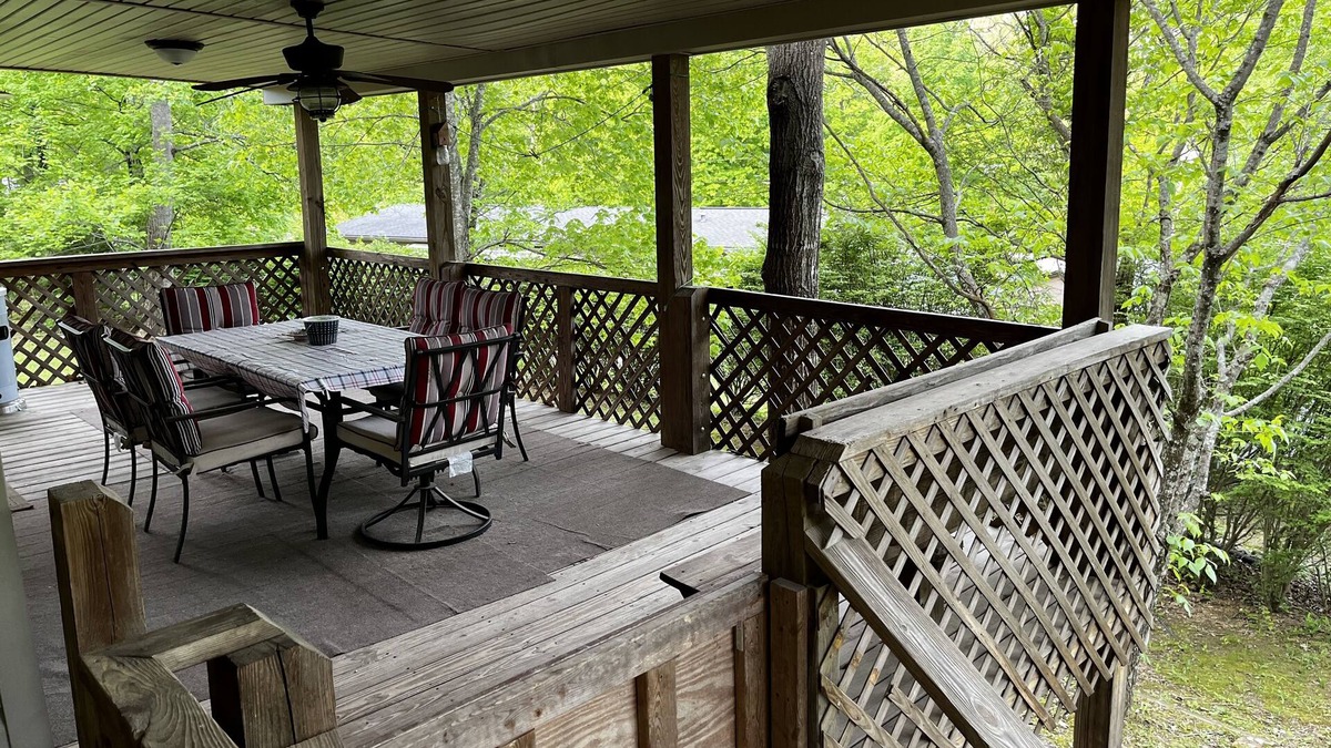 Mammoth Cave Cabin | Charming Cabin w/Loft & Covered Deck