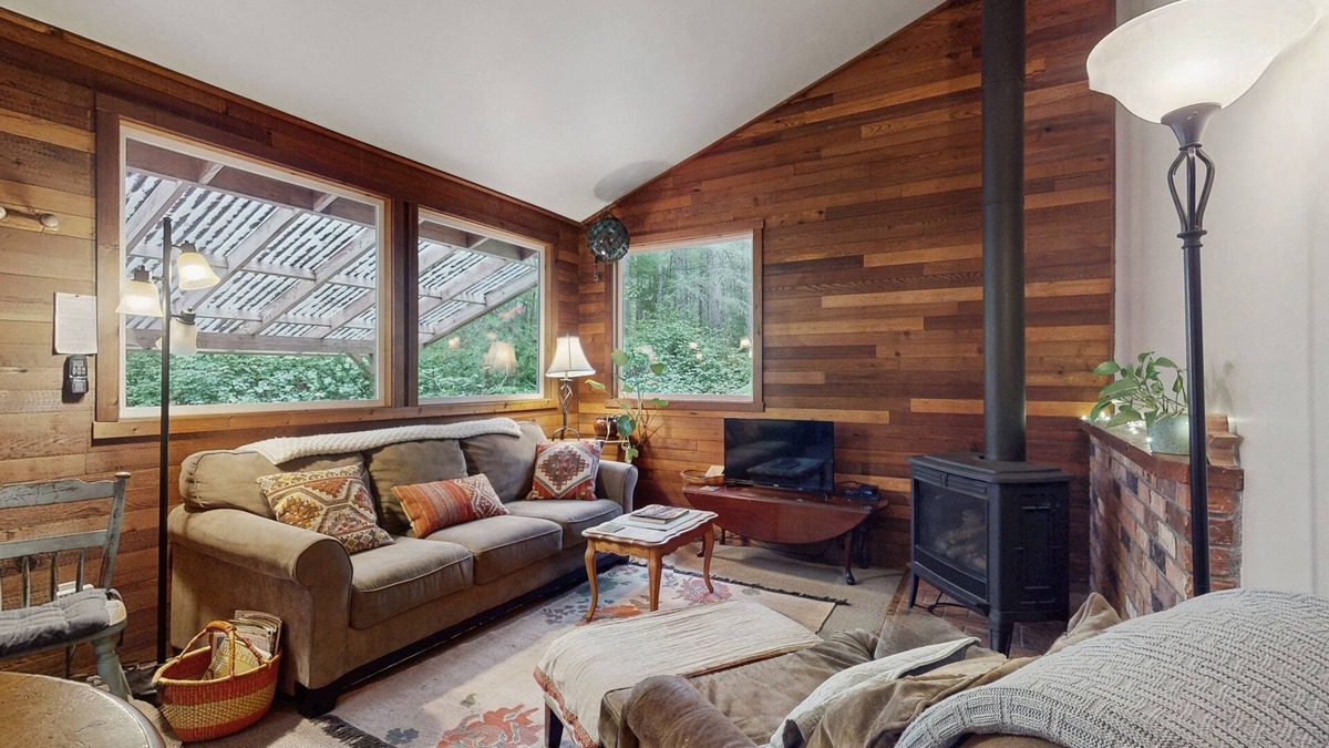 Langley Cabin | Charming cabin w/wifi, private backyard & convenient location