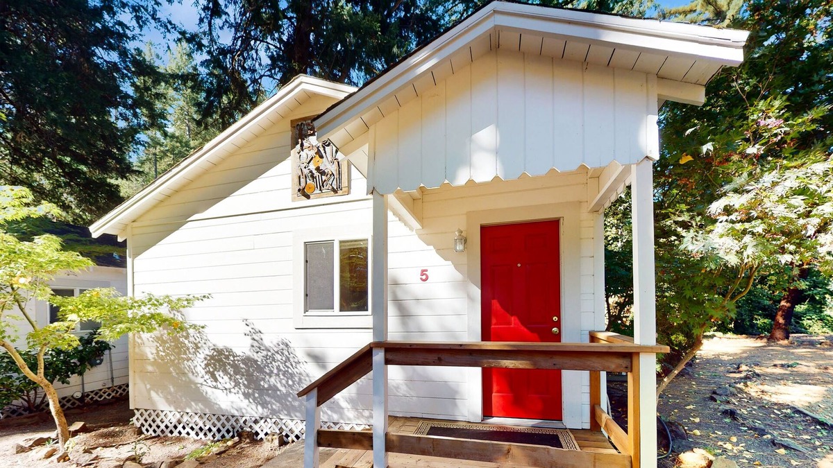 Middletown Cabin | Charming Cabin with 2 bedrooms. King bed and Queen Bed, 65" TV, Recliners, Deck