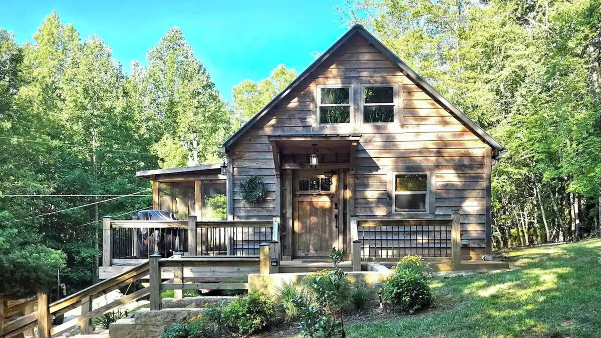 Dahlonega Cabin | Charming cabin with a loft, fire pit and creek in enchanting Dahlonega