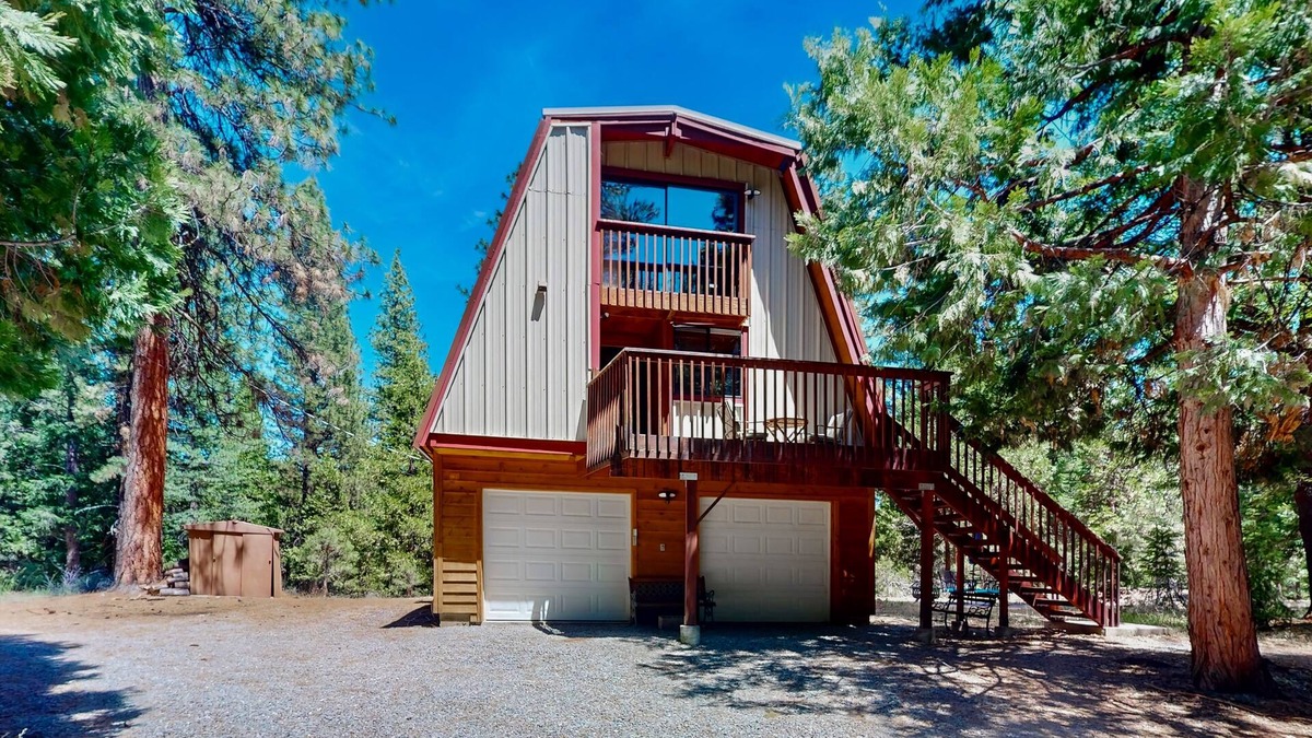 Blairsden-Graeagle Cabin | Charming Cabin with Deck and Yard Games and Mountain Views