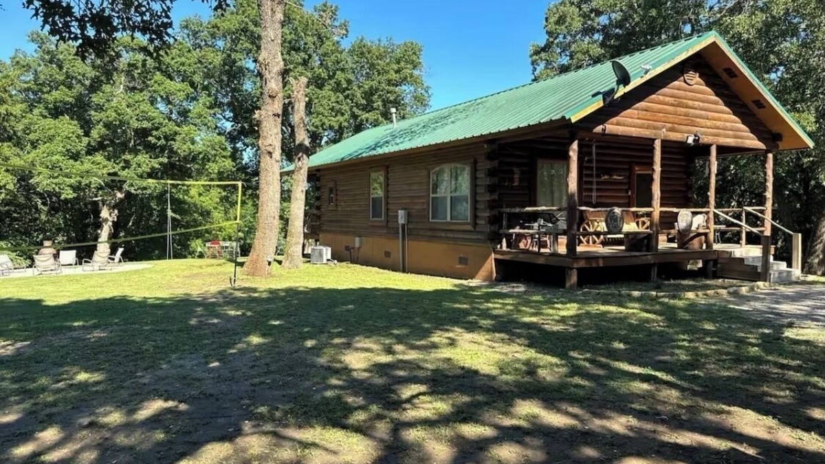 Milo Cabin | Charming Cabin with Hot Tub