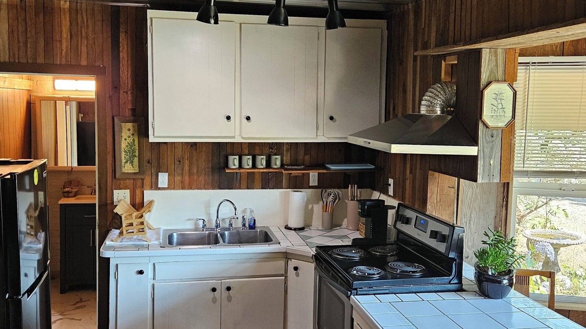 Poulsbo Cabin | Charming cabin with loft bedroom in Poulsbo