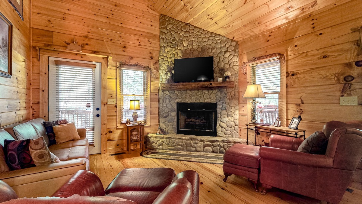 McCaysville Cabin | Charming cabin with private hot tub, high-speed WiF & central AC - dog-friendly
