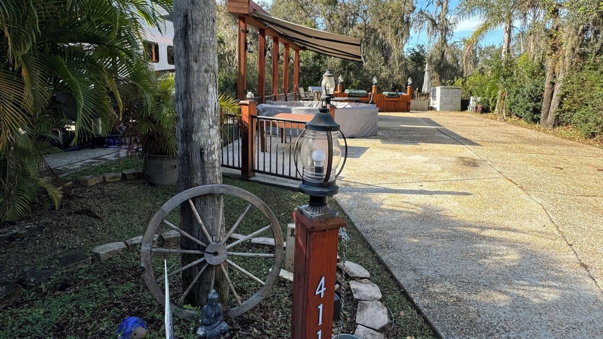 River Ranch RV Rental | Charming campsite in West Gate River Ranch with WiFi access