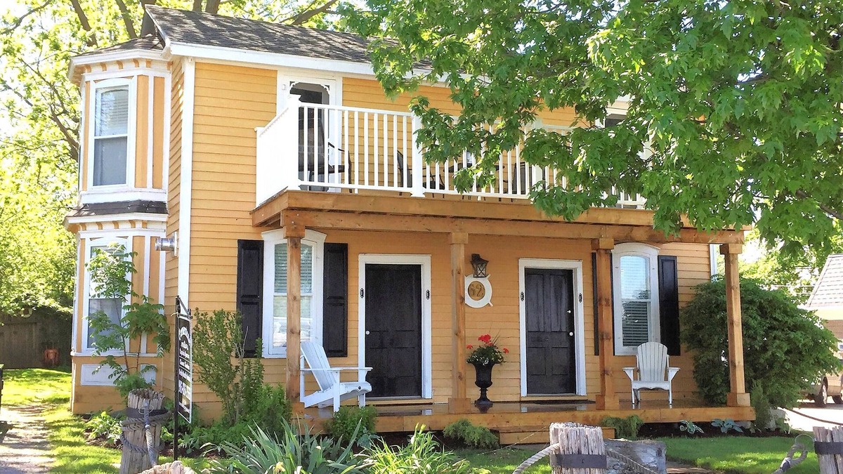 Port Colborne Cottage | Charming canal front guest cottage, close to Niagara Falls and wineries.