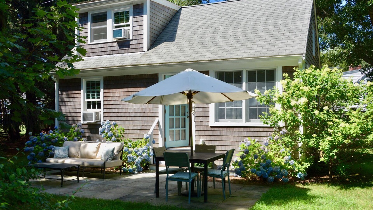 Duxbury Cottage | Charming cape cod cottage on beautiful grounds
