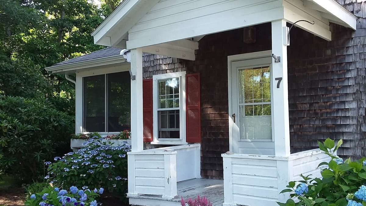North Falmouth House | Charming Cape House in Megansett area of North Falmouth - walk to the beach!