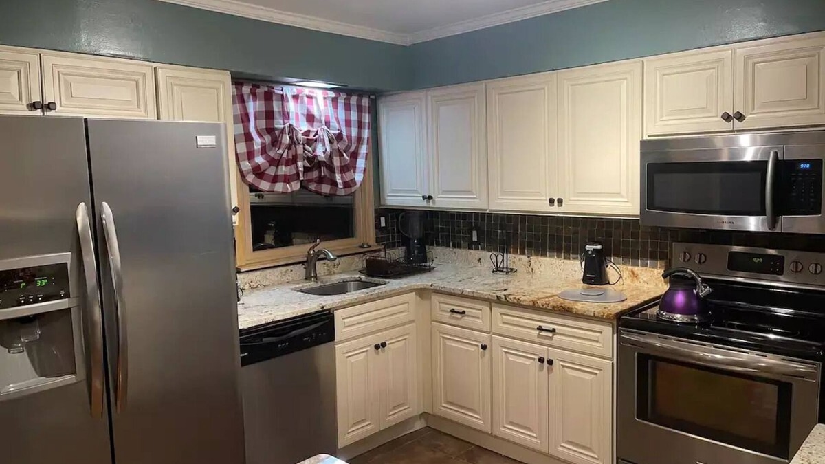 Baldwin Harbor House | Charming Cape w/Bonus Room