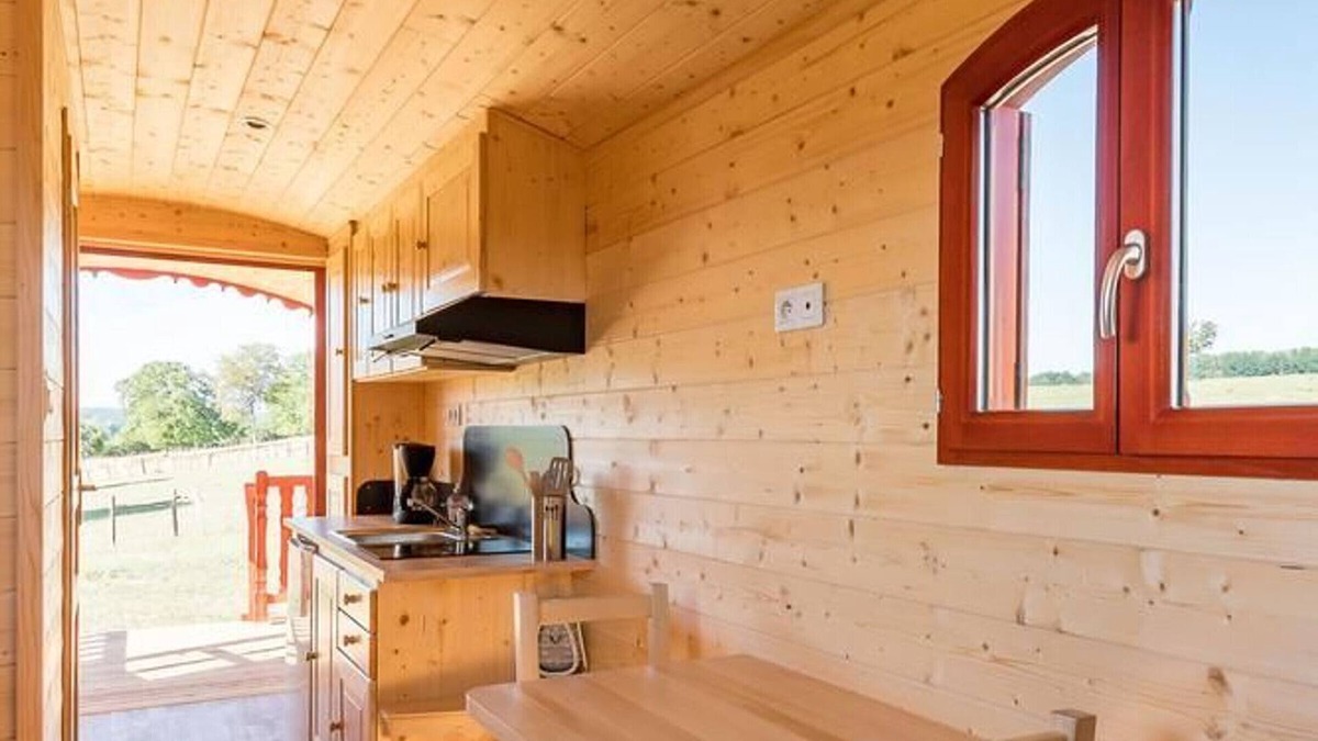 Vy-le-Ferroux Cottage | Charming Caravan with Views of the Saône Valley