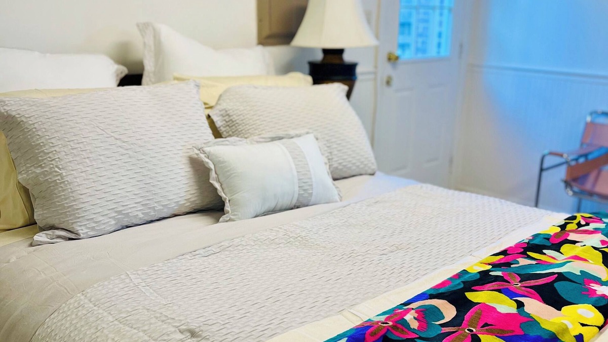 Parkside Cottage | Charming Carriage House Close to Daffin Park