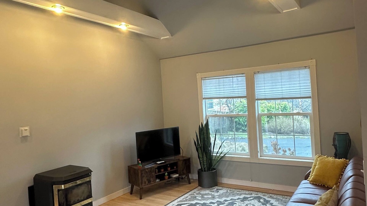 Skidmore Academy Historic District Cottage | Charming carriage house in Ashland near downtown