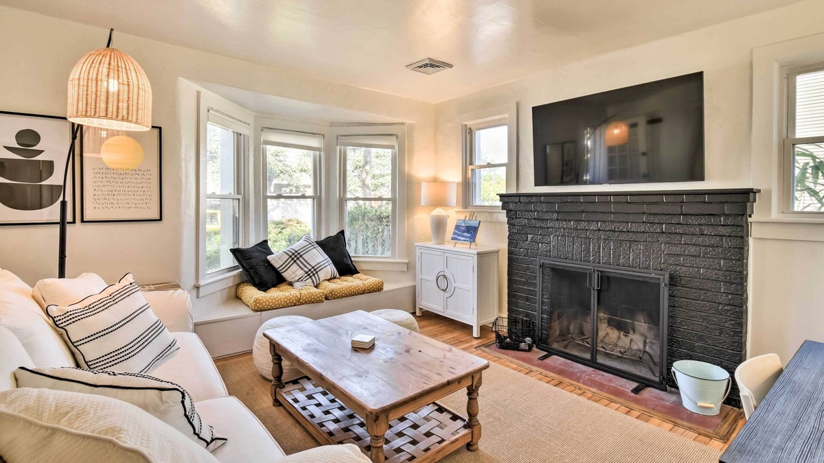 East Ocean View Cottage | Charming 'Castaway Cottage' - Walk to Beach!