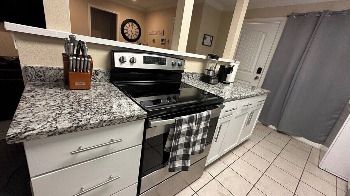 Midland House | Charming Cedar 3-bedroom house with AC in Midland