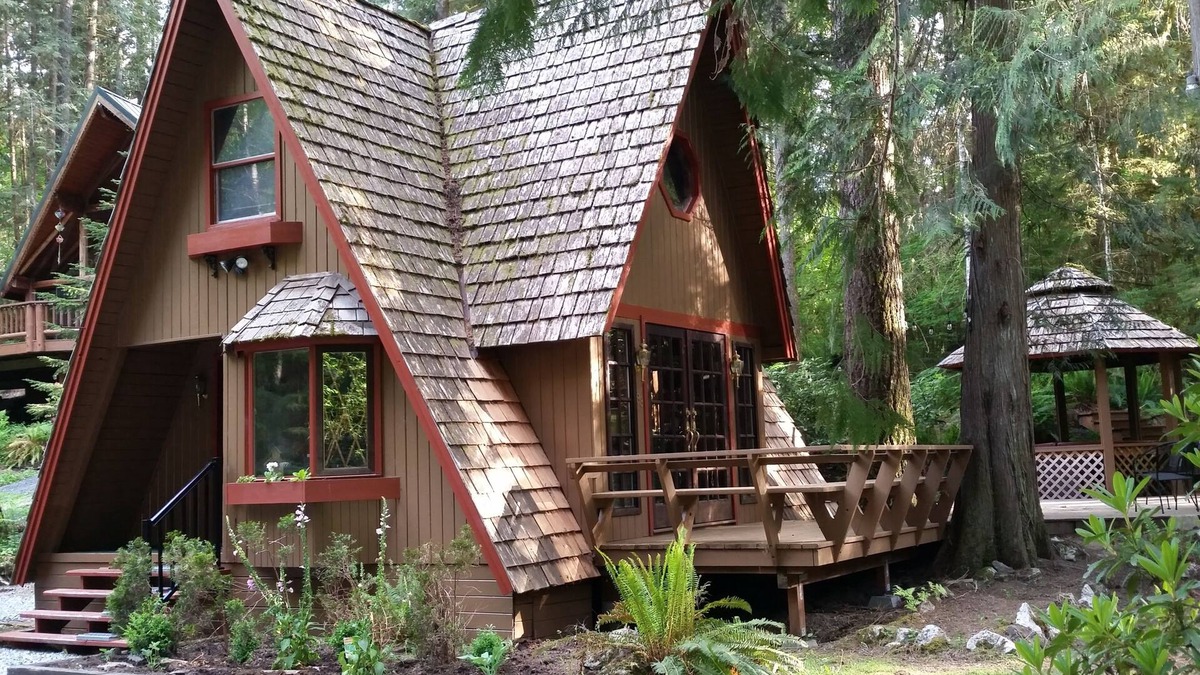 Glacier Ski Chalet | Charming Cedar Chalet with Amazing Cedar Soaking Tub in Covered Gazebo