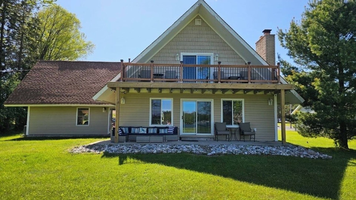 Oscoda House | Charming Cedar Lake Chalet – Renovated, Spacious, and Steps from Golf & Dining