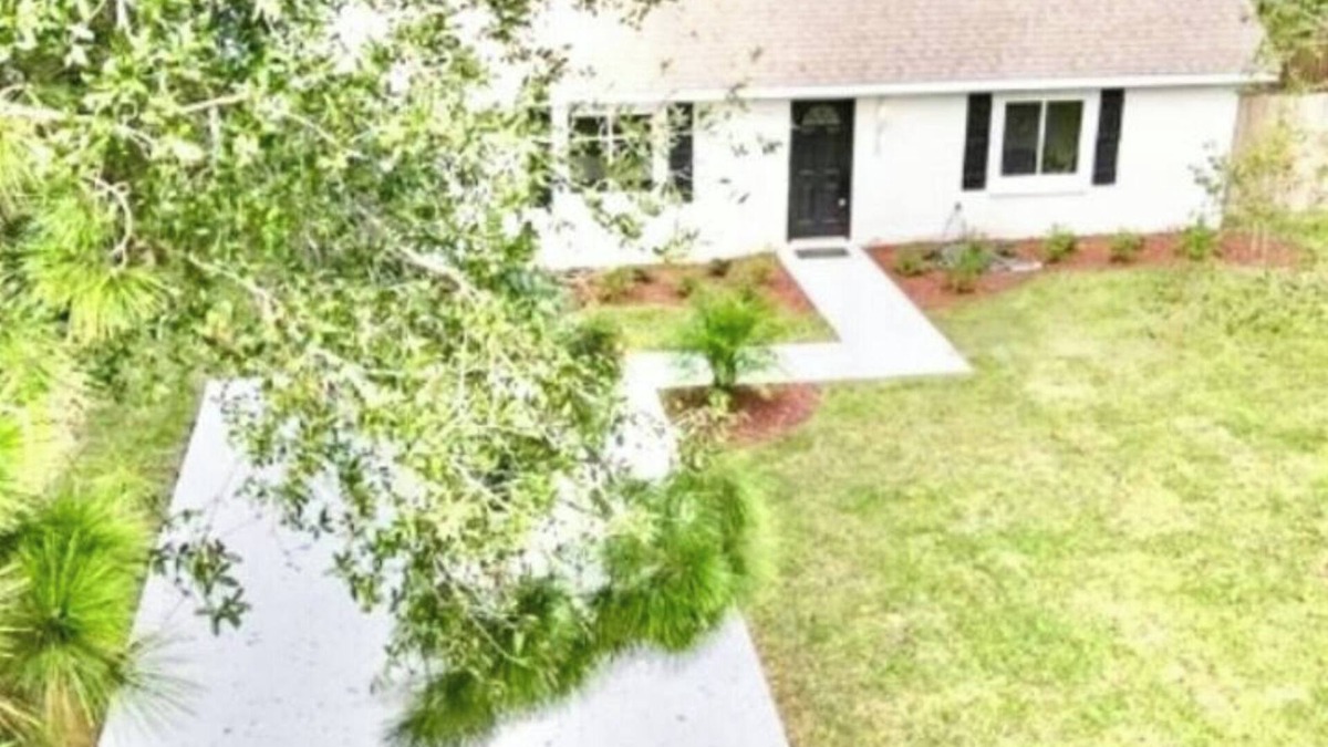 Mount Dora Cottage | Charming Celtic Cottage Retreat – 2 Bed, 1 Bath Haven"
