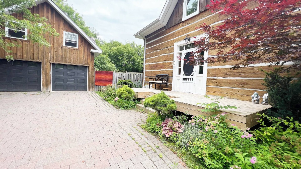 Barrie House | Charming century log home steps away from Lake & cross the park
