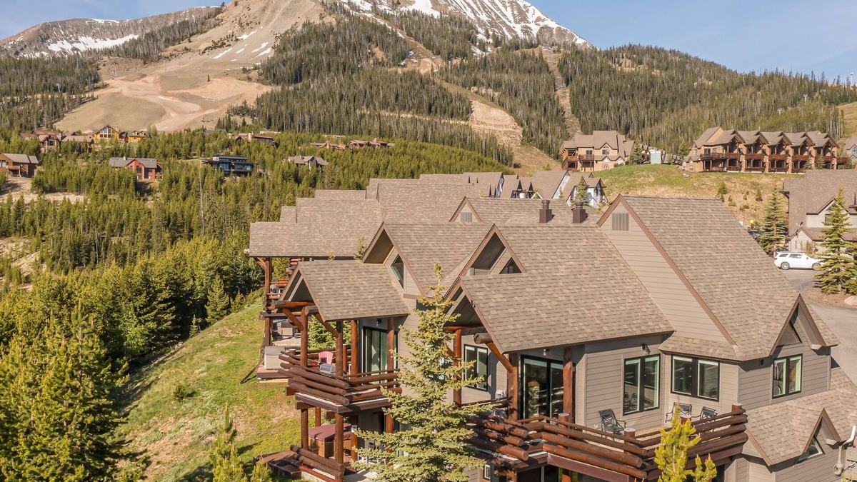 Saddle Ridge House | Charming Chalet! Amazing Views, Ski-In/Ski-out, Hot Tub, 7 Min Drive to Resort!