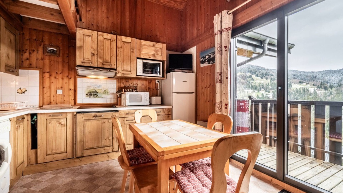 Les Gets Ski Chalet | Charming Chalet for 6 with Mountain Views, Wi-Fi, Parking, Near Ski Lifts