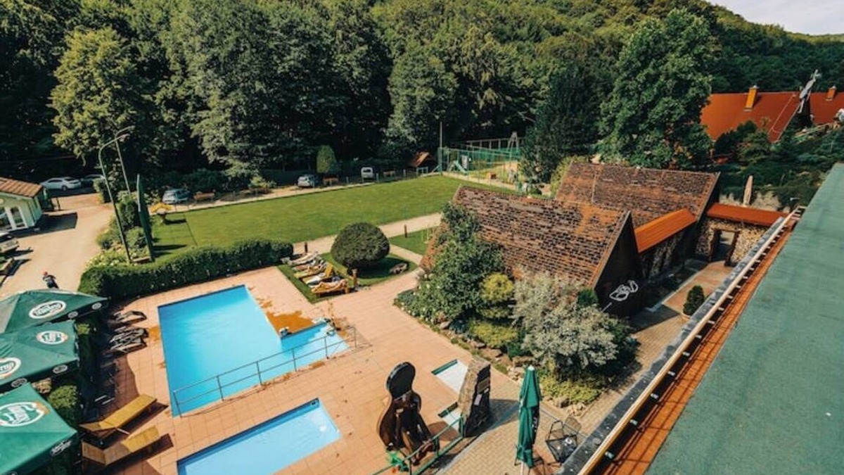 Zvolen Ski Chalet | Charming chalet for 8 people, 3BD, 2BT, kitchen