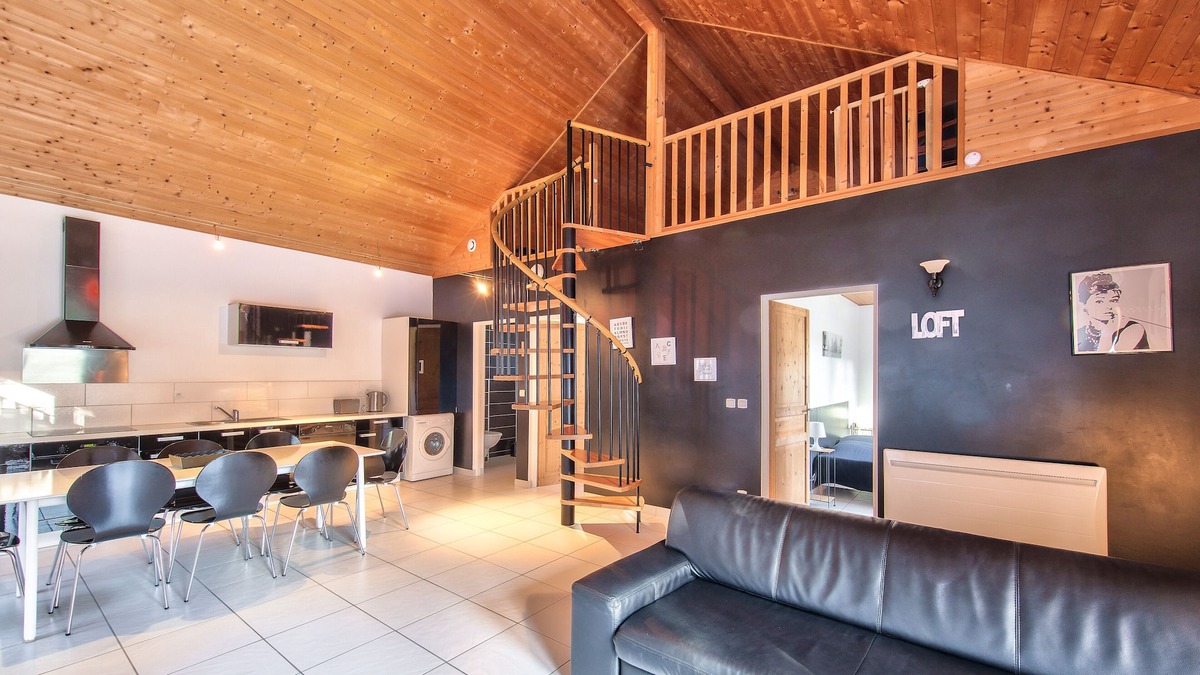 Ney Ski Chalet | Charming Chalet in Ney with Pool Access