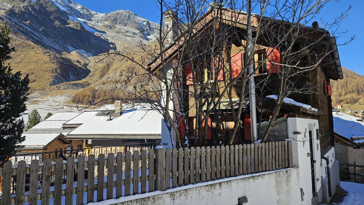 Saas-Fee Ski Chalet | Charming chalet Le Camee right next to the sports field