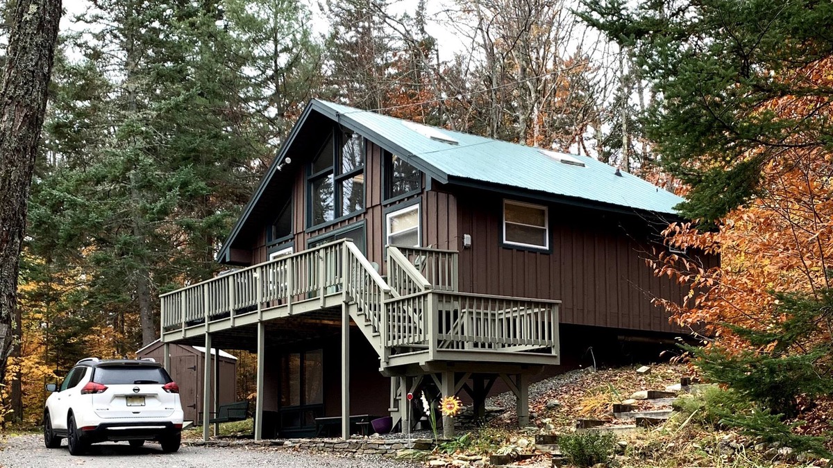 Stratton House | Charming Chalet nestled in the woods of Stratton, close to ski resorts & more