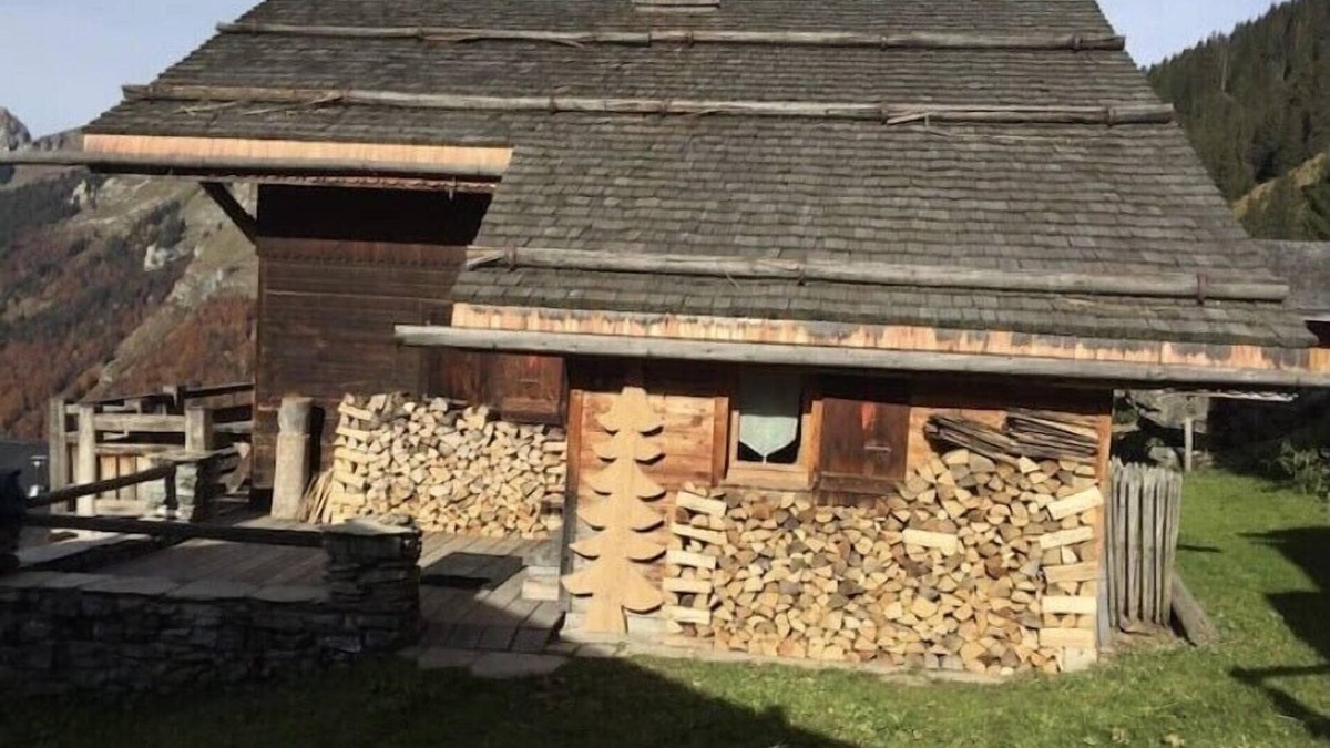 Les Lindarets Ski Chalet | Charming chalet South-facing view In the heart of the Portes du Soleil