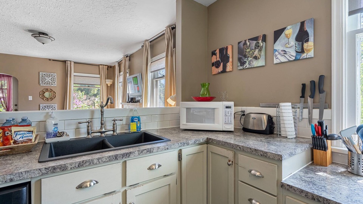 Shaganappi House | Charming Character 4 bedroom House, Private Pet-Safe XL Yard 5 minute Downtown