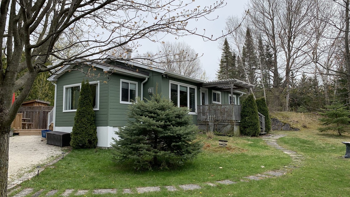 Sauble Beach Cottage | Charming Charal Greenhouse Cottage – Sauble Beach Stay Minutes from Sand & Shops