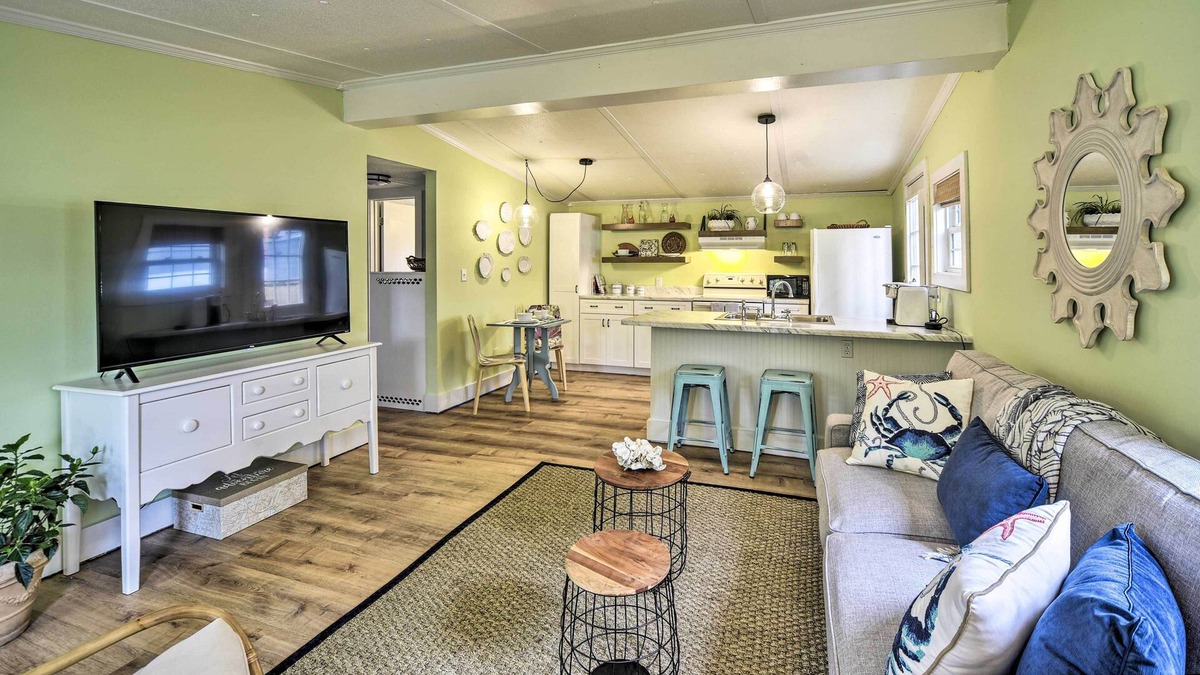Charleston Cottage | Charming Charleston Cottage: 2 Mi to Folly Beach!